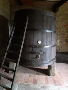 een houten oven met een ladder in een kamer bij B&B Il Castello in Castiglion Fibocchi