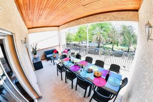 uma vista sobre um pátio com mesas e cadeiras em spacieux T5, terrasse, proche centre,parking privé em Perpignan