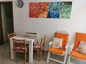 una sala da pranzo con tavolo e 4 sedie di RosyMario a Castellammare del Golfo