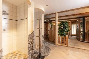 łazienka z prysznicem i kabiną prysznicową w obiekcie Wellnessappartements Margit w Alpbach +37 zdjęć