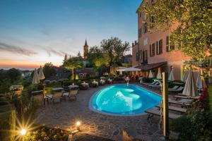 Bazén v ubytování Sunstar Hotel Piemont Castello di Villa nebo v jeho okolí