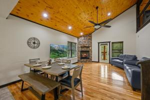 uma sala de jantar com uma mesa e um sofá em Smoky Mountain Chalet em Pigeon Forge