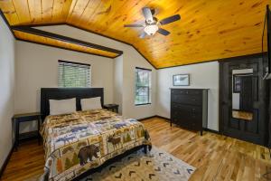 ein Schlafzimmer mit einem Bett und einer Holzdecke in der Unterkunft Smoky Mountain Chalet in Pigeon Forge + 36 Fotos