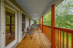 eine Veranda mit Stühlen und einem Grill auf einem Haus in der Unterkunft Smoky Mountain Chalet in Pigeon Forge