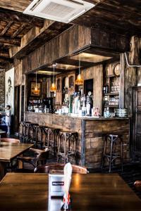 un bar en un restaurante con mesas y sillas en Roots&Boots Lugo, en Lugo