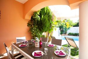 una sala da pranzo con tavolo e piscina di Casa Albufera a Playa de Muro
