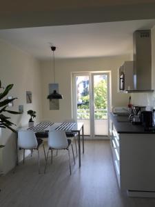 een keuken met een tafel en stoelen in een kamer bij Ferienwohnung Schauf 2 in Dahme