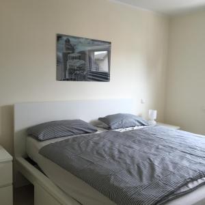een bed in een slaapkamer met een foto aan de muur bij Ferienwohnung Schauf 2 in Dahme