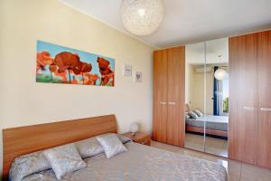 sypialnia z łóżkiem i szklanymi drzwiami w obiekcie Casa Miradore 600 mt dal mare w mieście Imperia