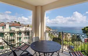 balkon ze stołem i krzesłami oraz widokiem na ocean w obiekcie Casa Miradore 600 mt dal mare w mieście Imperia