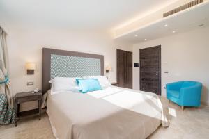 Postel nebo postele na pokoji v ubytování Hotel Cala Lunga