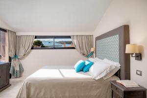 Postel nebo postele na pokoji v ubytování Hotel Cala Lunga