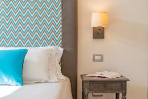 Postel nebo postele na pokoji v ubytování Hotel Cala Lunga