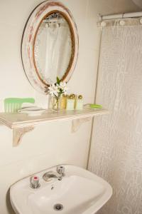 a bathroom with a sink and a mirror at Casita de limon in Godoy Cruz
