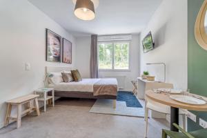 ein Schlafzimmer mit einem Bett und einem Waschbecken in einem Zimmer in der Unterkunft Student Factory Metz Trèves in Metz