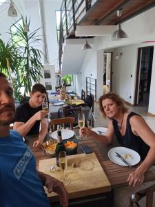 un groupe de personnes assises à une table avec des verres à vin dans l'établissement Repos et convivialité, wellness, spa, sauna, piscine, à Schorbach