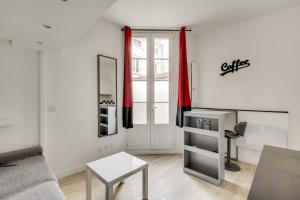 a living room with a couch and a table at Le Black and White - Trianon in Versailles