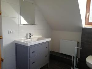 Ένα μπάνιο στο Schlossblick Apartment für 4 mit Küche Kamin Netflix Parken und Hofladen +44 φωτογραφίες