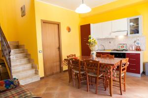 a kitchen and dining room with a table and chairs at Case Vacanze Longo in Balestrate