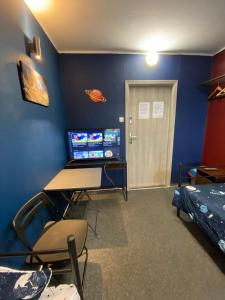 Televízia a/alebo spoločenská miestnosť v ubytovaní Hostel Galaxy