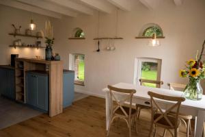 a kitchen and dining room with a table and chairs at Zum Heuerling Ferienwohung im alten Stall mit Sauna in Versmold
