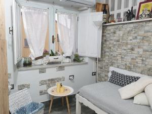 a small room with a bed and a table at Casa Del CicloTurista in Santadi