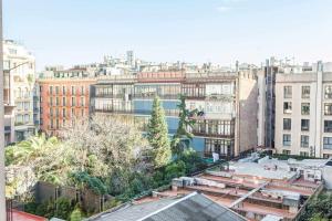 uma vista geral de uma cidade com edifícios em SUN RAMBLA CATALUNYA GAUDI Limpieza Desinfección em Barcelona
