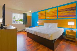 Habitación de hotel con cama y TV en Coastal Inn by OYO Lincoln City - Oregon Coast Hwy en Lincoln City