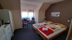 Postel nebo postele na pokoji v ubytování Jasmin dog friendly pension with shared kitchen and hearty breakfast in the center