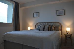 um quarto com uma cama com 2 candeeiros e uma janela em Apartment Monte e Lago em Pianello Del Lario