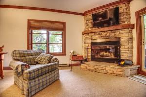 ein Wohnzimmer mit einem Sofa und einem Kamin in der Unterkunft Le Plateau by Rendez-Vous Mont-Tremblant in Mont-Tremblant