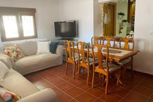 Televízia a/alebo spoločenská miestnosť v ubytovaní Casa Cactus Preciosa casa rural con piscina y exterior privado muy amplio