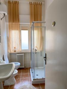 a bathroom with a shower and a toilet and a sink at Casa Vacanza Lilia vicino la Stazione e Caserma in Foligno