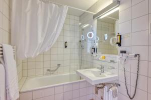 Vannituba majutusasutuses Hôtel Le Funi de Cossonay