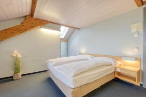 Postel nebo postele na pokoji v ubytování Hôtel Le Funi de Cossonay