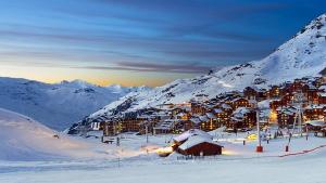 un lodge de esquí en la nieve en una montaña en Lac Blanc en Val Thorens