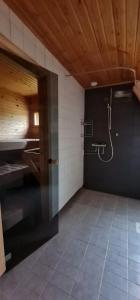een badkamer met een douche in de kamer bij Rukan HonkaLempi in Ruka