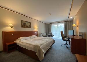 Łóżko lub łóżka w pokoju w obiekcie Hotel Ambasador Chojny