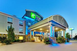 um hotel com uma placa na frente em Holiday Inn Express Hotel and Suites Weatherford, an IHG Hotel em Weatherford