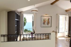 Afbeelding uit fotogalerij van Luxurious/design house sea view old Antibes for 6 in Antibes
