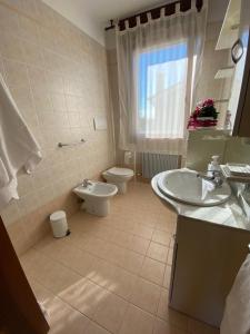 a bathroom with a toilet and a sink and a toilet istg at OTB Italia 2 - Alloggio accogliente tra Venezia e Treviso con 2 Terrazze e Posto auto Coperto in Preganziol