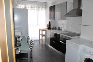 GAIA Apartamento con piscina en Bádames tesisinde mutfak veya mini mutfak