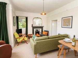 Una sala de estar con un sofá y una chimenea. en Hope Cottage South, en Richmond