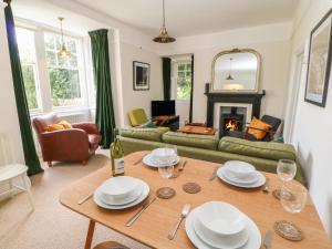Una sala de estar con una mesa y una chimenea. en Hope Cottage South, en Richmond
