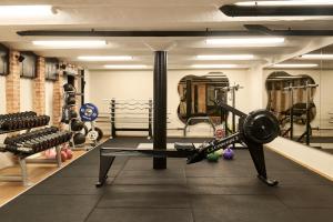 - une salle de sport avec un banc et des poids dans l'établissement Hotel Diplomat Stockholm, à Stockholm