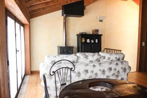 a living room with a couch and a table at Casa dos Limos Verdes in Folgosinho