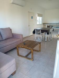 Villa Krause的住宿－Finca Casiana，客厅配有沙发和桌子