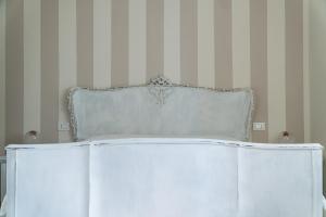 a white bed with a white headboard in a room at Ome sweet Ome in Ome