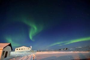 una imagen de la aurora boreal en el cielo en Apartment - Fíflholt, en Hvolsvöllur