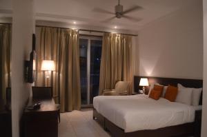 Katil atau katil-katil dalam bilik di Lemon Tree Hotel Candolim